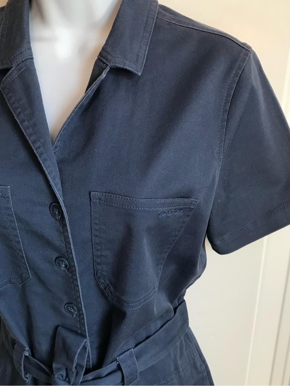 VOLCOM Women’s M Slate Blue Short-Sleeve Tie-Waist Utility Shorts Romper in EUC - Picture 5 of 16